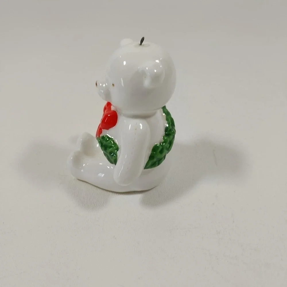Christmas Schmid bear with Red Bow‎ And Wreath Taiwan. Bone china. Ornament Vtg